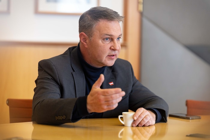 Vizekanzler und Kulturminister Andreas Babler (SPÖ) will Streaminggiganten zur Kasse bitten.