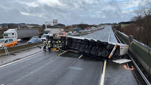 Der 63-jährige Lenker dieses Kfz wurde mit Verletzungen in das Universitätsklinikum St. Pölten ...