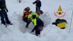 Mit Wärmebildkameras und Schaufeln versuchen die Retter, den vermissten Mann zu finden.