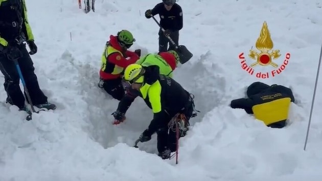 Mit Wärmebildkameras und Schaufeln versuchen die Retter, den vermissten Mann zu finden.