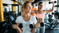 Gemeinsam trainiert es sich leichter: Von Einsamkeit Betroffene werden im Studio von sogenannten ...