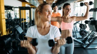 Gemeinsam trainiert es sich leichter: Von Einsamkeit Betroffene werden im Studio von sogenannten ...