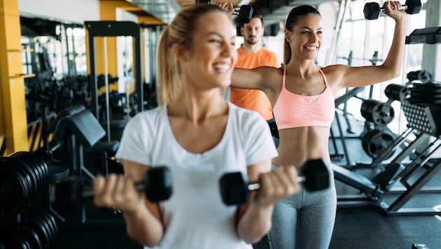 Gemeinsam trainiert es sich leichter: Von Einsamkeit Betroffene werden im Studio von sogenannten ...