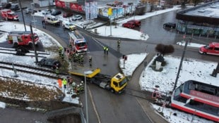 Zwei Verletzte forderte der Unfall beim Bahnhof in Peuerbach.