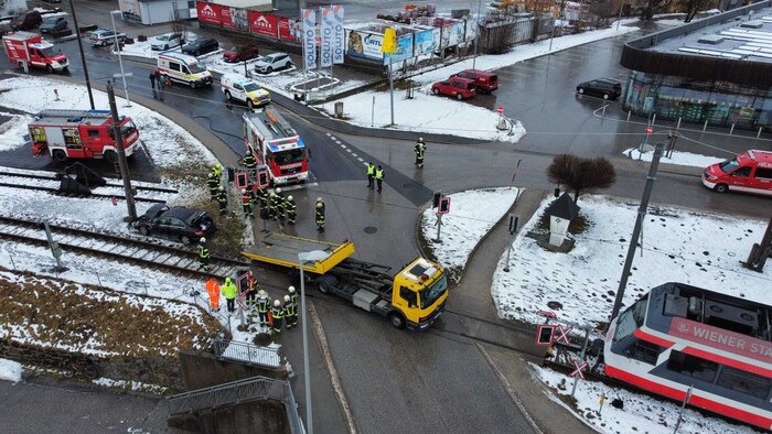 Zwei Verletzte forderte der Unfall beim Bahnhof in Peuerbach.