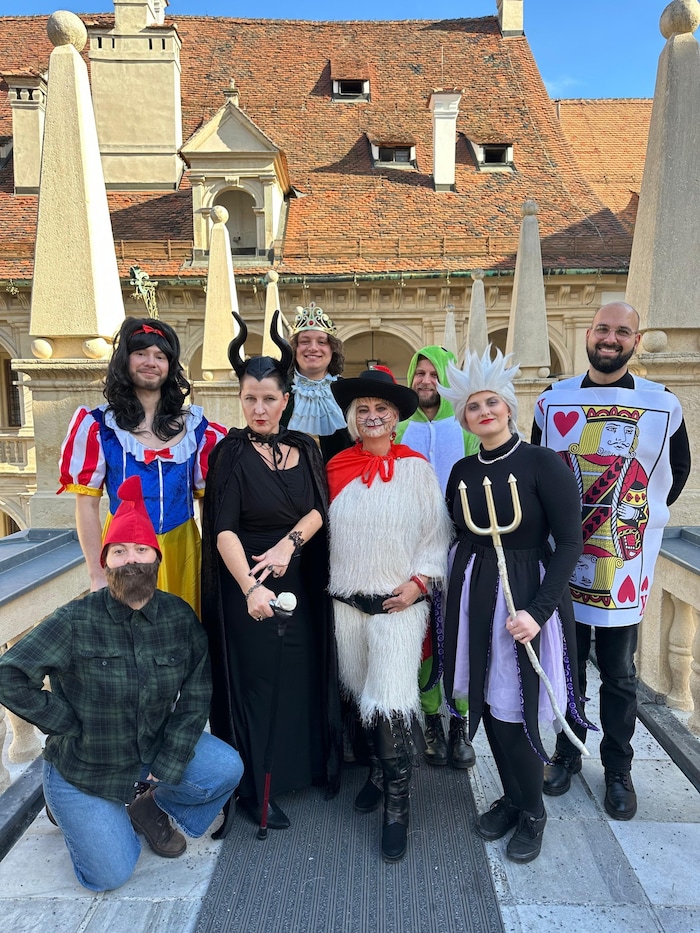 „Gestiefelter Kater“ Claudia Klimt-Weithaler inmitten ihrer Mitarbeiter