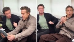 Die Hollywood-Schauspieler Ryan Reynolds (re.) und Hugh Jackman verfolgten die Auslosung des FA ...