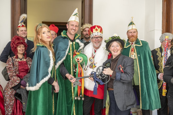 Scherzherzog Walter I. gab Elke Kahr den Rathausschlüssel zurück.