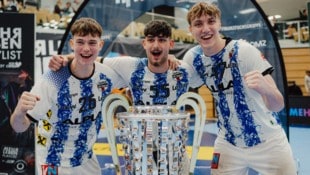 Berkant Cirit (M.) und seine jungen Harder wollen sich die Chancen auf den zweiten Pokal der ...