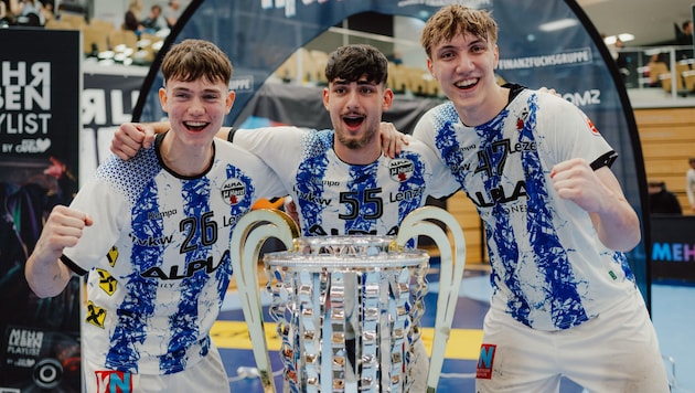 Berkant Cirit (M.) und seine jungen Harder wollen sich die Chancen auf den zweiten Pokal der ...