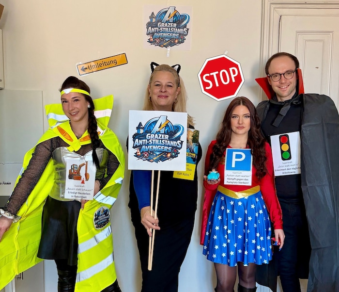 Claudia Unger als „Anti-Stillstands-Avanger“ mit Katzenohren