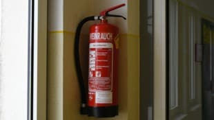 Aus Frust richtete der Mann einigen Sachschaden mit einem Feuerlöscher an.