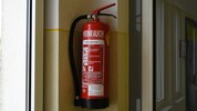 Aus Frust richtete der Mann einigen Sachschaden mit einem Feuerlöscher an.