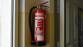 Aus Frust richtete der Mann einigen Sachschaden mit einem Feuerlöscher an.