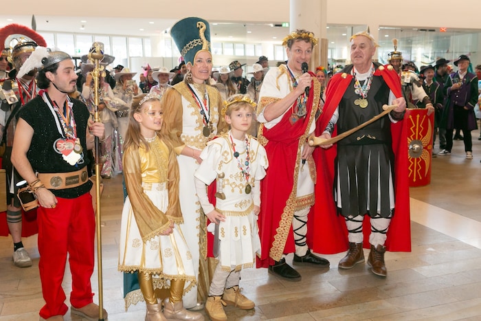 Prinz Ore der LXVIII. Arminius I. und ihre Lieblichkeit Prinzessin Caroline II. mit den Infanten ...