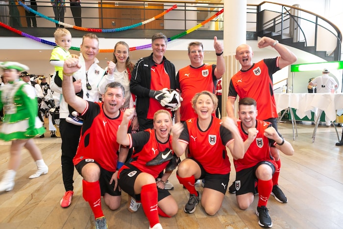 Coach Christof Bitschi (ganz links) mit seinen nicht mehr ganz so jungen Anwärtern auf einen ...