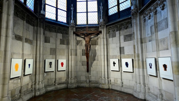 Einige von insgesamt mit 77 Werken von Arnulf Rainer im Rahmen der Ausstellung „Das Kreuz – Das ...