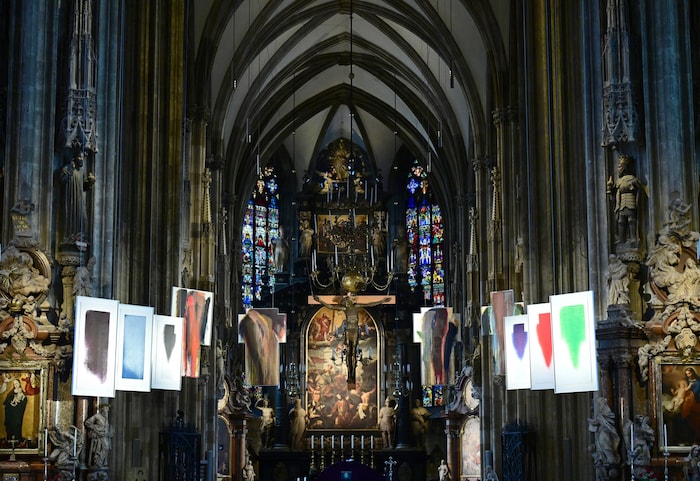 Insgesamt hängen 77 Rainer-Kreuze im Stephansdom