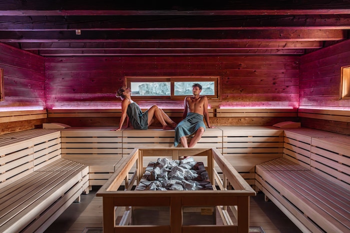 Dem Körper in der heißen Sauna etwas Gutes tun, wenn es draußen kalt ist.