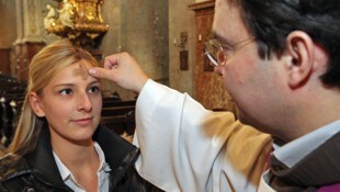 Das Aschenkreuz dient als Symbol der Reinigung.