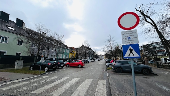 Über einen sicheren Gehsteig können die Kinder in die durchschnittlich 100 Meter entfernte ...