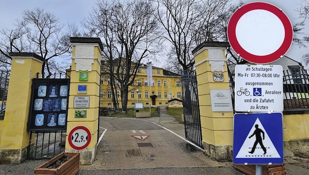 Das Fahrverbot zwischen 7.30 und 8 Uhr in der Straße der Schule wurde 2021 zur Sicherheit der ...