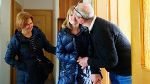 Michael N. küsst seine Tochter zum Abschied: Durch die 24-Stunden-Betreuung kann Christina (31) ...