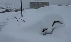 In Cervinia im Aostatal wurden Autos unter einem halben Meter Neuschnee begraben.