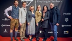 LH Thomas Stelzer mit Ehefrau Bettina, Martina Hasenauer, Karin Ratzinger-Parzmair, Alois ...