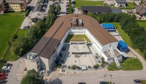 Am Firmenhauptsitz in Grödig arbeiten 433 Menschen – Ende März werden es 45 weniger sein.