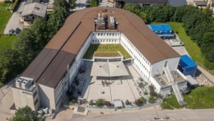 Am Firmenhauptsitz in Grödig arbeiten 433 Menschen – Ende März werden es 45 weniger sein.