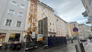 Der Kran steht noch mitten in der Kaigasse, die Baustelle steht aber seit Jänner.