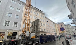 Der Kran steht noch mitten in der Kaigasse, die Baustelle steht aber seit Jänner.