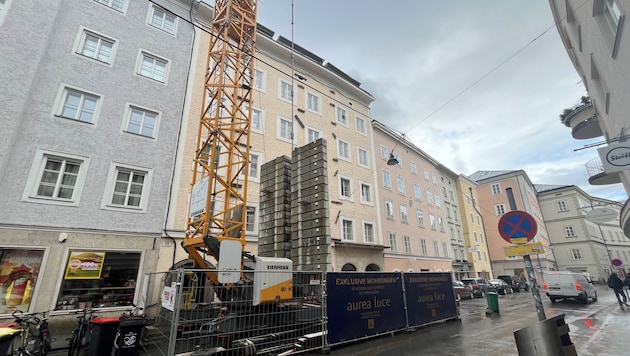Der Kran steht noch mitten in der Kaigasse, die Baustelle steht aber seit Jänner.