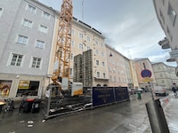 Der Kran steht noch mitten in der Kaigasse, die Baustelle steht aber seit Jänner.