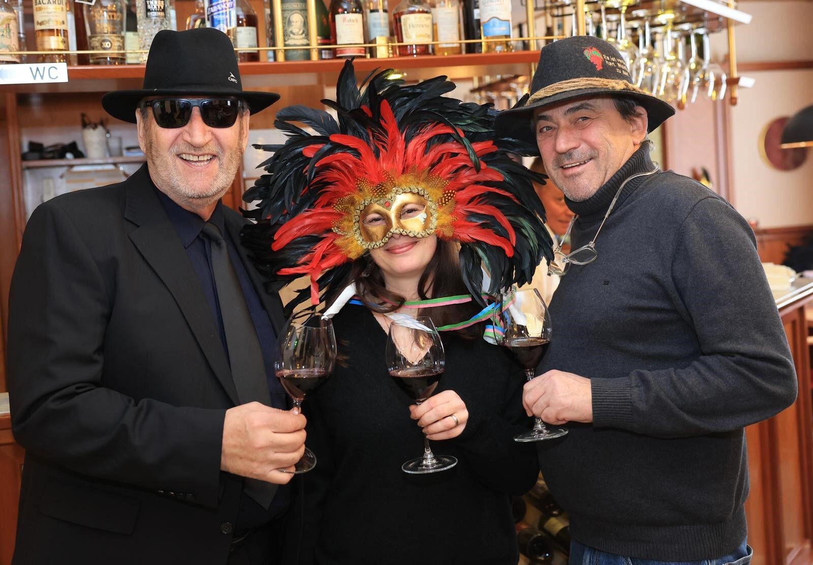 Aufwärmen für den Umzug: Im Weingut von Walter Kirnbauer wurde bereits am Vormittag auf den ...