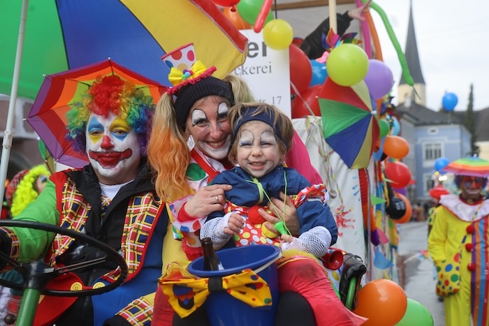 Bunte Clowns machten Altheim auf einem Traktor unsicher