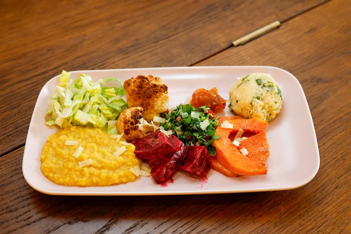 Linsen-Dal, rote Bete, gebackener Karfiol und Kürbis, Petersiliensalat, Mango-Chutney und ...