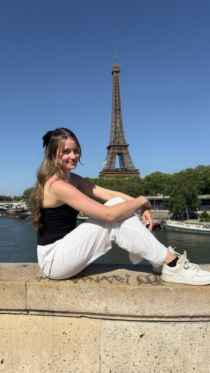 Clara vor dem Eiffelturm in Paris.