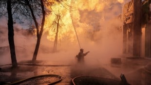 Löscharbeiten nach einem heftigen Luftschlag gegen die ukrainische Hauptstadt