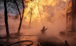 Löscharbeiten nach einem heftigen Luftschlag gegen die ukrainische Hauptstadt