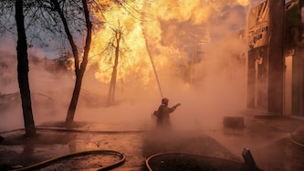 Löscharbeiten nach einem heftigen Luftschlag gegen die ukrainische Hauptstadt
