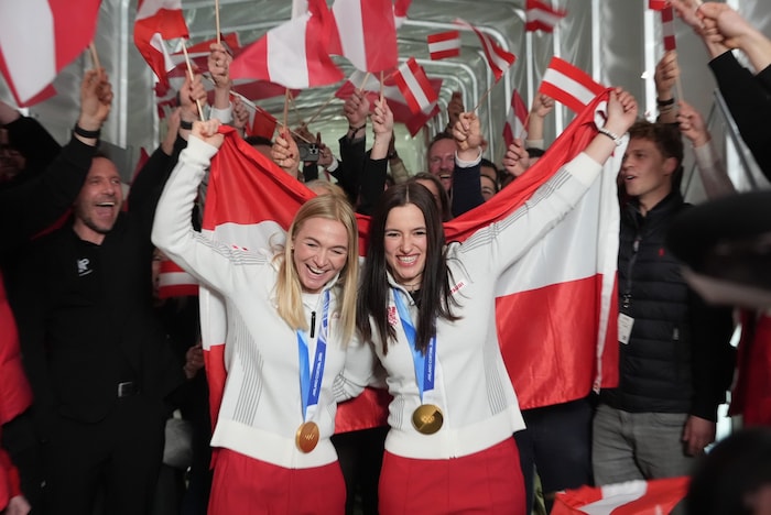 Eine Goldmedaille hat Katharina Huber (r.) bereits.