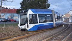 Durch die Wucht des Zusammenstoßes entgleiste die Badener Bahn. 