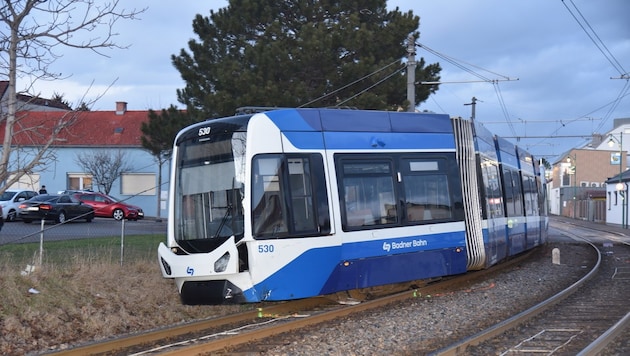 Durch die Wucht des Zusammenstoßes entgleiste die Badener Bahn.