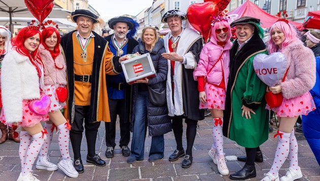 Die Stadtrichter um Burggraf Willi Noll – der ehrenwerte Stadtrichter trägt das einzige Ornat in ...