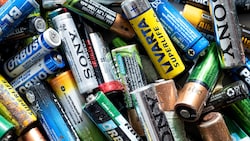Lithium-Batterien finden sich in unzähligen Produkten und landen weit seltener in Sammelstellen ...