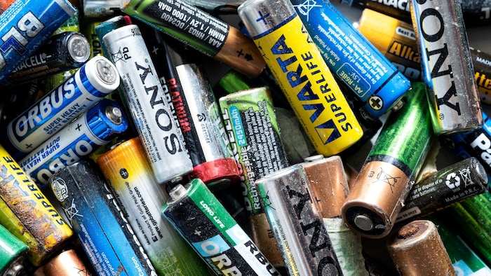 Lithium-Batterien finden sich in unzähligen Produkten und landen weit seltener in Sammelstellen ...