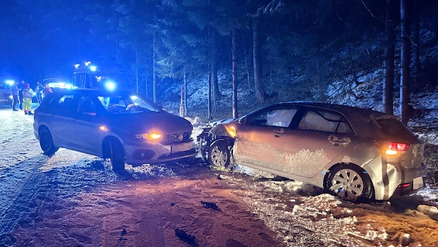 Beide Autos wurden schwer beschädigt.