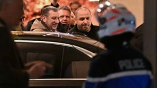 Hier wurde der ukrainische Unterhändler Rustem Umerow (rechts) beim Verlassen seines Hotels ...